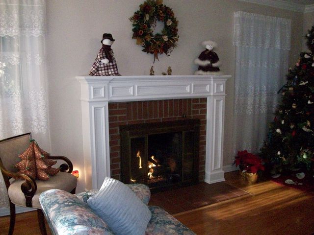 New Custom Fit White Mantel with Gas Logs